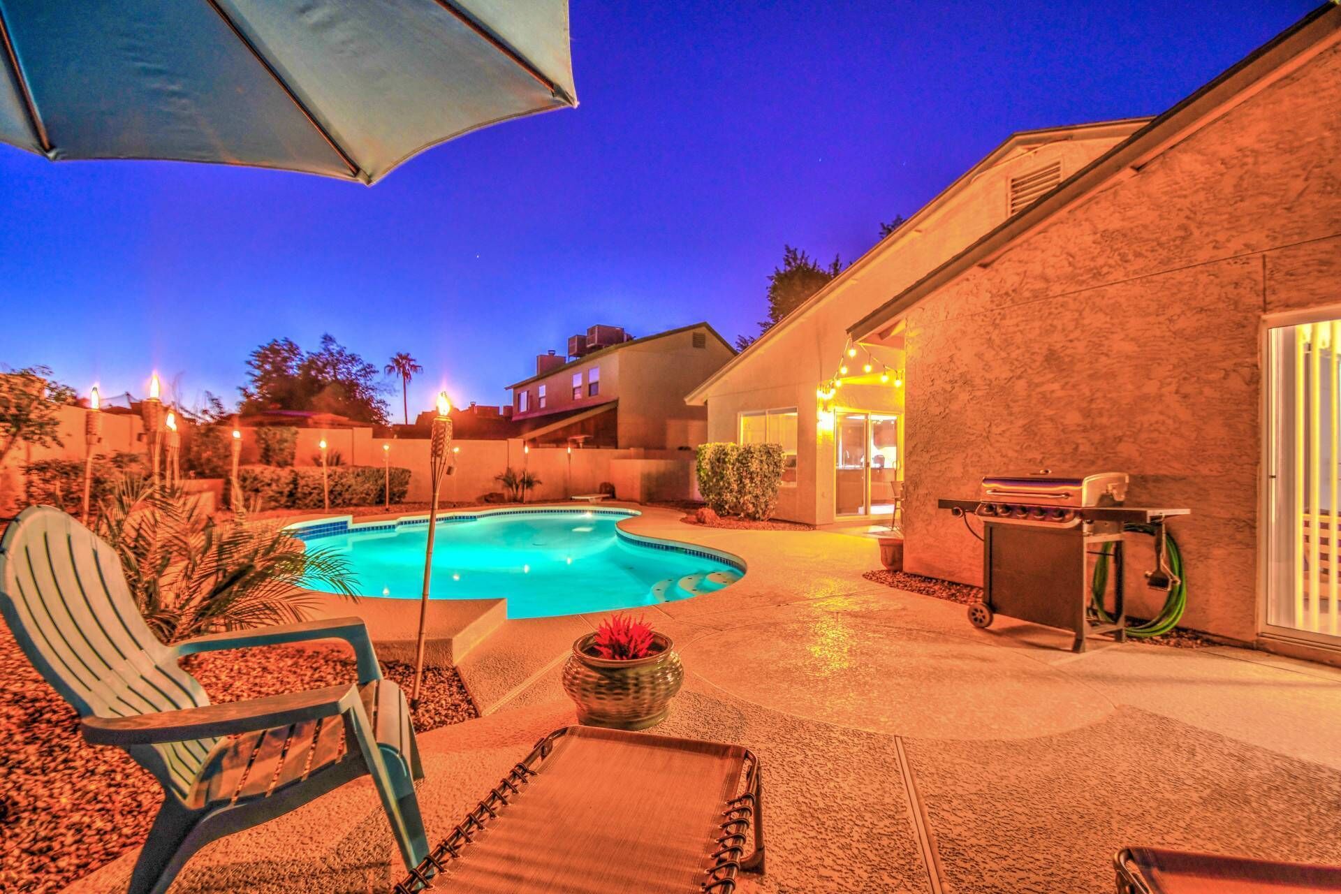 Gorgeous Chandler ~ Dog Friendly - Private Pool w/ Diving Board ~ Arcade Table ~ Quiet Neighborhood