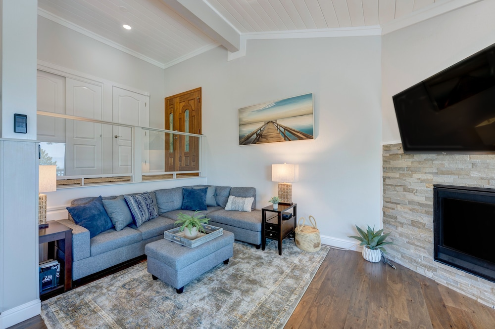 Stylish home near the lake and slopes with WiFi, furnished deck & fireplace