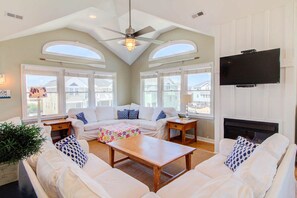 TV, caminetto, lettore DVD