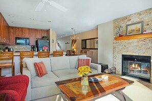 Flat-screen TV, fireplace, DVD player, stereo - Plentiful Amenities, Sweeping Views, Location! Simba Run is a Favorite for Ski Season, Plan Ahead! (Vail)