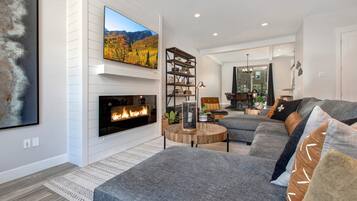 Smart TV, fireplace