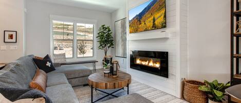 Smart TV y chimenea