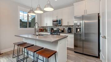 Coffee/tea maker, fridge, microwave, oven