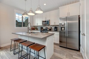 Fridge, microwave, oven, stovetop - Luxury Townhome at Wasatch Springs - Black Rock Ridge + Ski Park City (Heber City)