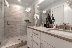 Kombination af bruser/badekar, hårtørrer, håndklæder