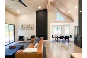 Smart TV, chimenea y libros