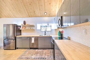 Refrigerador, microondas, horno y parrilla de estufa 