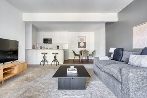 TV, stereo - Amazing Menlo Park 1BR w/ Gym, Pool & W/D, near Freeways, by Blueground (South Bay)