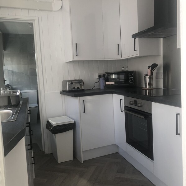 Refrigerador, microondas, parrilla de estufa y tetera eléctrica 