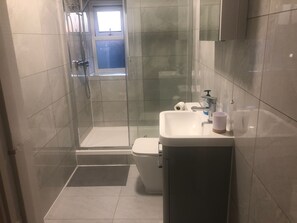 Regadera, toallas, jabón, papel de baño 