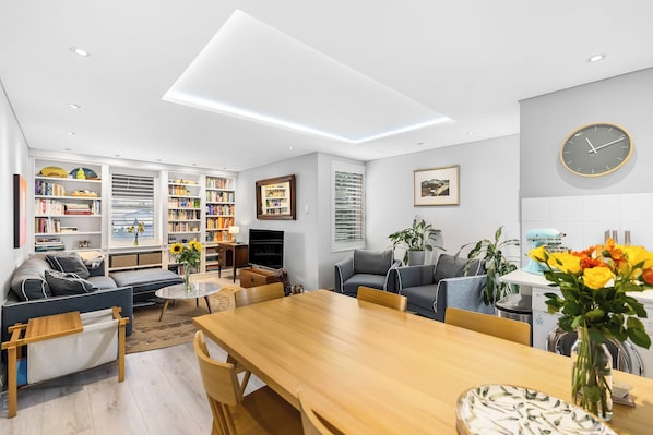 TV, books, computer monitors - Stylish Two Bedroom Unit in Ascot (Ascot)