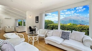TV, offices - Majestic Mountain Vistas Panorama Views (Queenstown)