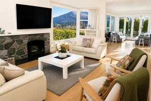 TV, offices - Majestic Mountain Vistas Panorama Views (Queenstown)