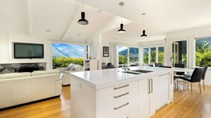 Interior - Majestic Mountain Vistas Panorama Views (Queenstown)