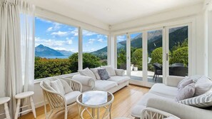 TV, offices - Majestic Mountain Vistas Panorama Views (Queenstown)