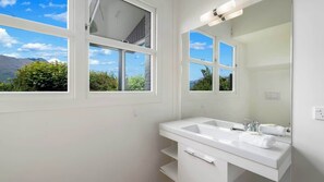 Shower, free toiletries, hair dryer, towels - Majestic Mountain Vistas Panorama Views (Queenstown)