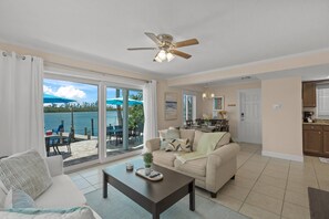 Smart TV - Manatee at Coastal Breeze | Stunning Bay Views | Walk to Beach | Dock Access | Fishing | Beach Gear (Sarasota)