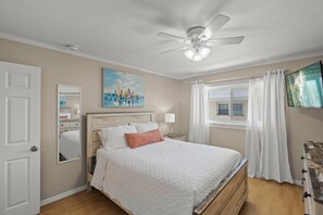 Rest easy in the queen bedroom  and streaming-ready Smart TV—your peaceful retreat between island adventures. - Siesta Key | Bay Patio & Dock | Free Activities (Sarasota)