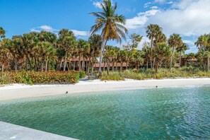 En la playa, toallas de playa, snorkel y paseos en botes de motor