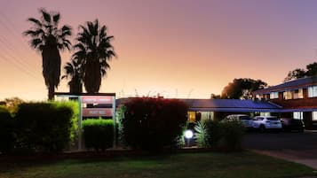 Fachada del alojamiento - Noche