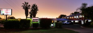Un motel con un cartel que indica disponibilidad.
