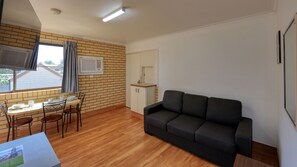 شقة - عدة غرف نوم - لغير المدخنين | منطقة المعيشة | تلفزيون ذكي بحجم 42-بوصة يعرض قنوات تلفزيونية رقمية، تلفزيون