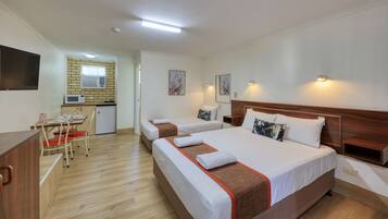 Habitación con 1 cama doble o 2 individuales, 1 habitación, vistas al jardín, planta baja | 3 dormitorios, tabla de planchar con plancha, wifi gratis y ropa de cama