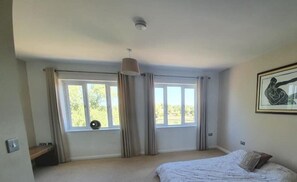4 Schlafzimmer, Schreibtisch, Bügeleisen/Bügelbrett, WLAN
