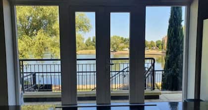 Executive Lakeside 4 Bed Townhouse