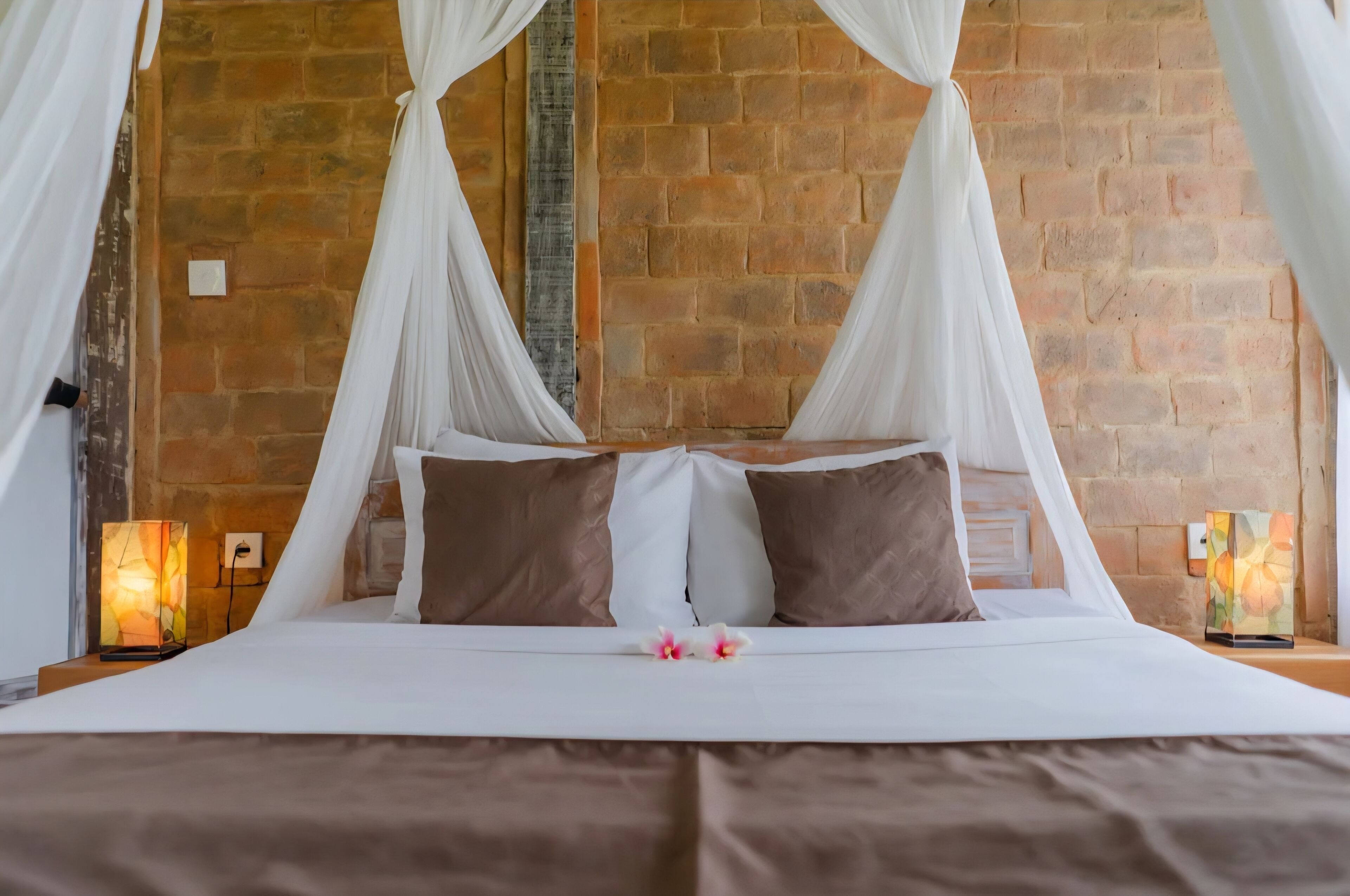 ملاءات من القطن المصري وأغطية فراش متميزة وميني بار