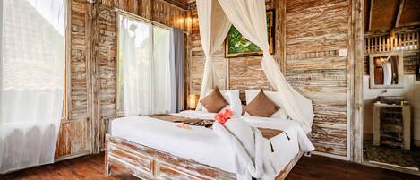 Una habitación de madera con una cama, un espejo y una ventana.