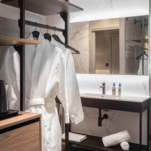 Deluxe Room, Mountain View | Bathroom | Shower, rainfall showerhead, free toiletries, hair dryer