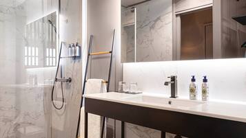 Deluxe Room, Mountain View | Bathroom | Shower, rainfall showerhead, free toiletries, hair dryer