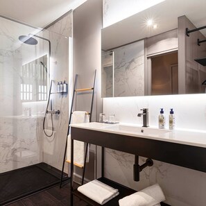 Deluxe Room, Mountain View | Bathroom | Shower, rainfall showerhead, free toiletries, hair dryer - La maison py (Vergisson)