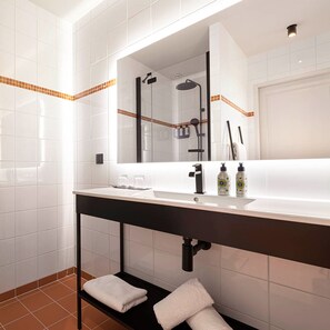 Deluxe-Zimmer, Bergblick | Badezimmer | Dusche, Regendusche, kostenlose Toilettenartikel, Haartrockner