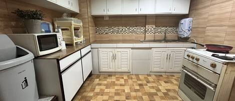 Licuadora, condimentos y comedor