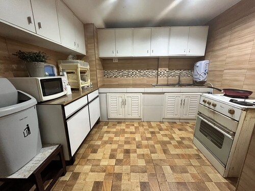 Cozy 4 BedRoom Townhouse near Skytrain Malls Starbucks