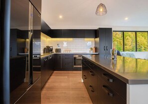 ثلاجة، ميكروويف، فرن، موقد طهي مسطح