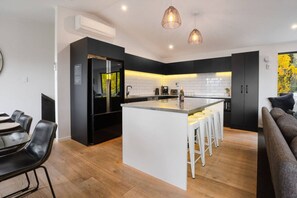 Geladeira, micro-ondas, fogão, cooktop