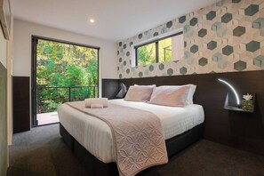 4 bedrooms, desk, iron/ironing board, travel cot - Queenstown Hill Location |  Spacious & Great Views (Queenstown)