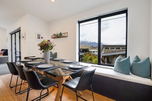 Dining - Queenstown Hill Location |  Spacious & Great Views (Queenstown)