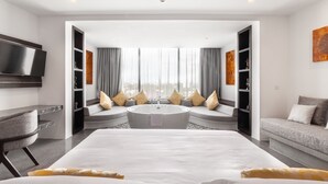 A modern hotel room with a large bed, a round bathtub, a sofa, and a TV. - Hotel Vellita Siem Reap (Siem Reap)