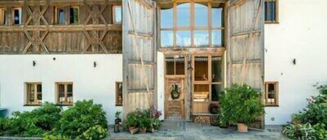 تفاصيل الفندق من الخارج