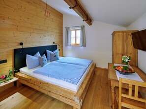 2 bedrooms, internet, bed sheets