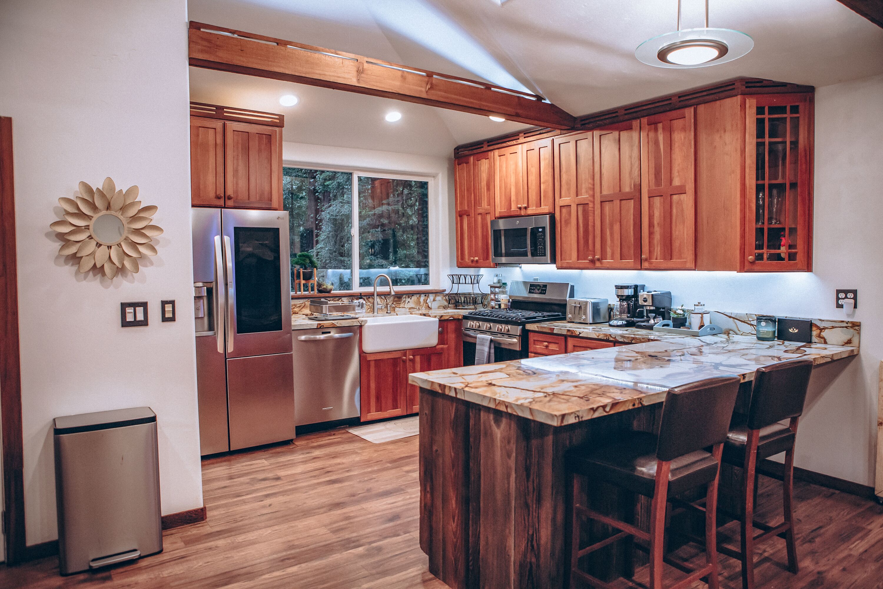 Mountain cabin w/king suite nestled under redwood trees