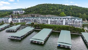 Ein großes Hotel mit mehreren Gebäuden und angestuften Booten.