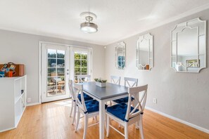 Dining - The Landing at Oyster Bay - Waterfront Home (Bremerton)