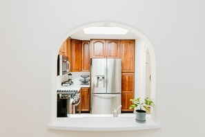 雪櫃、微波爐、焗爐、爐具