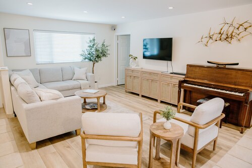 Spacious home 7 minutes away from the beach!