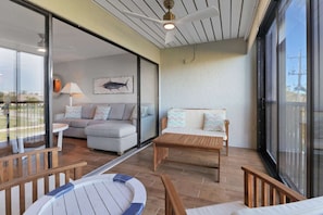 TV - Cozy 1-bedroom condo with pool access (Marco Island)